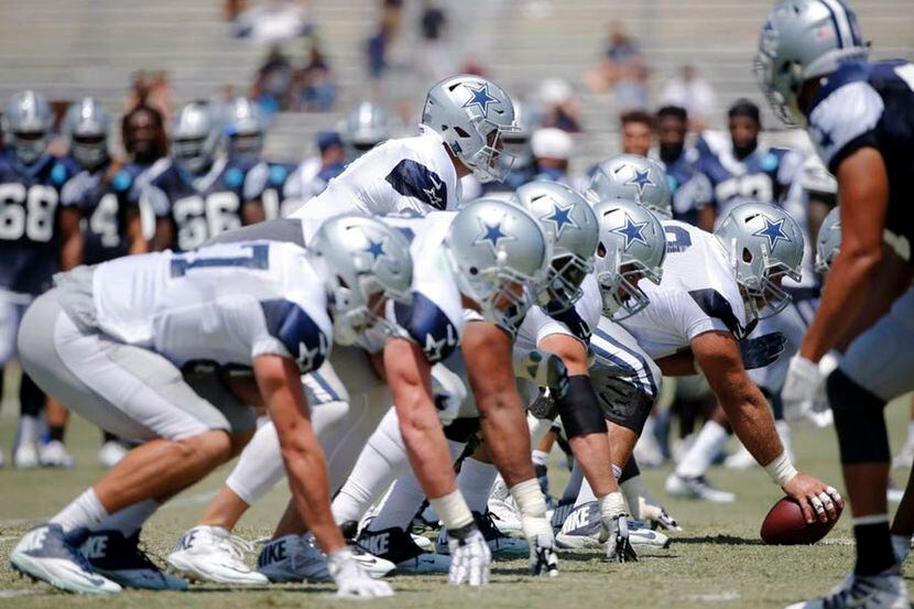 Los Cowboys inician su campamento de entrenamiento en Oxnard, California el 24 de julio....