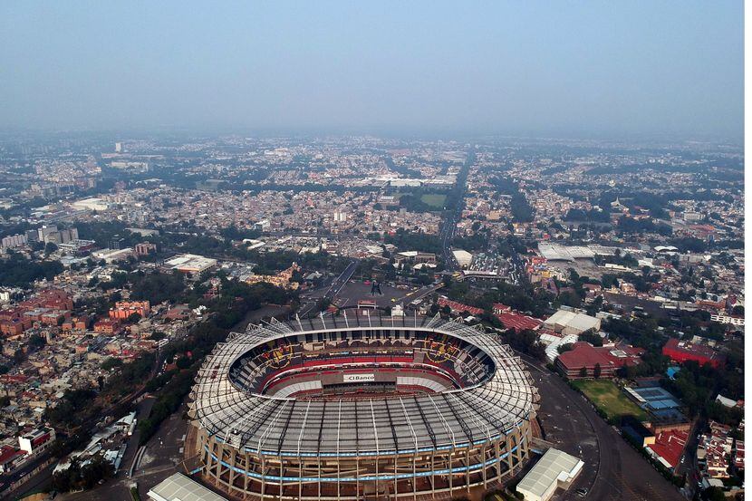 El Estadio Azteca de la Ciudad México, bajo un cielo muy contaminado. AGENCIA REFORMA.
