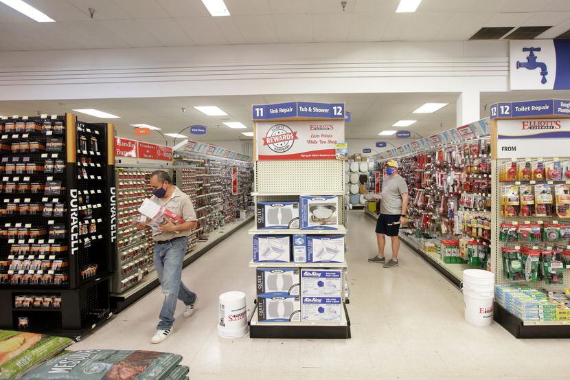 Clientes buscan materiales de plomería en Elliott's Hardware en Plano. A más de un mes de la...