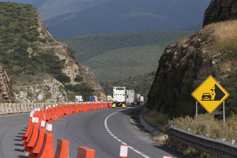 Autoridades mexicanas investigan un área cercana al kilómetro 26 de la carretera Nuevo...