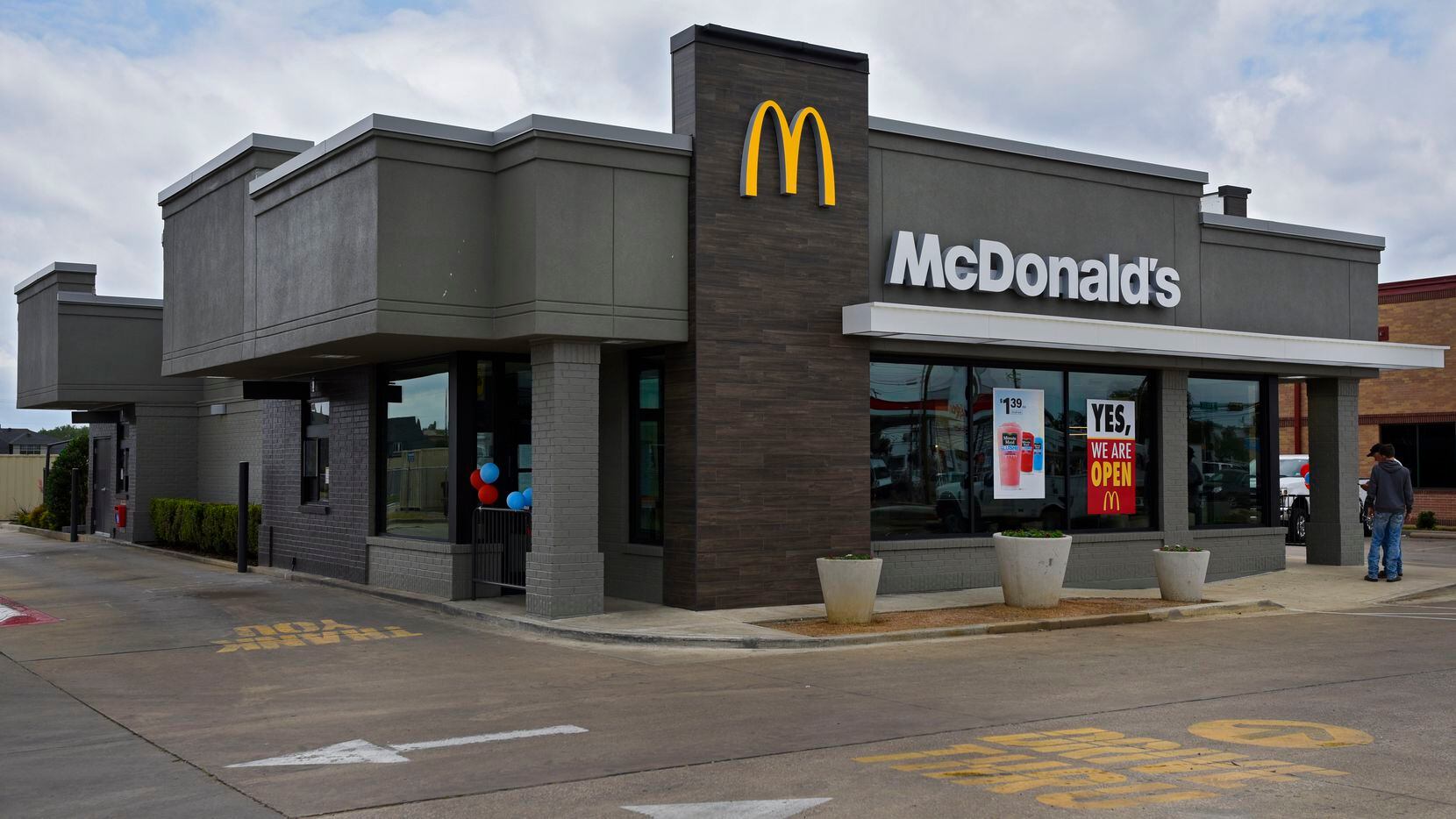 En esta fotografía de archivo se ve un restaurante McDonald's en el centro comercial Preston...