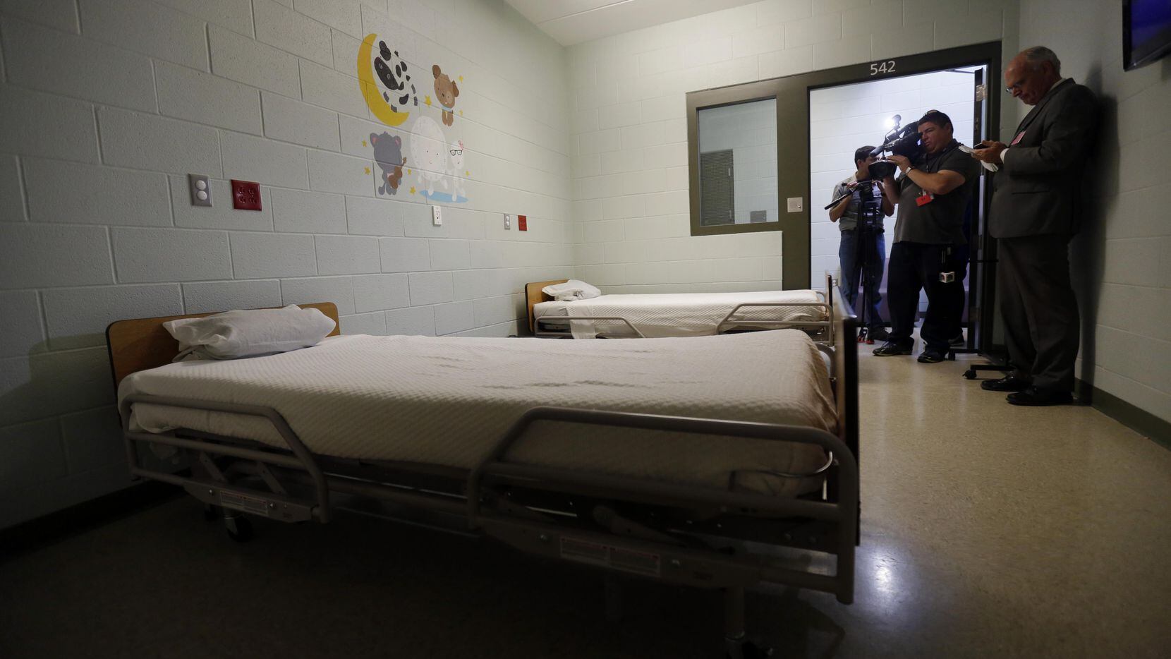 Una habitación en el centro de detenciones Karnes, al sur de Texas.(AP)
