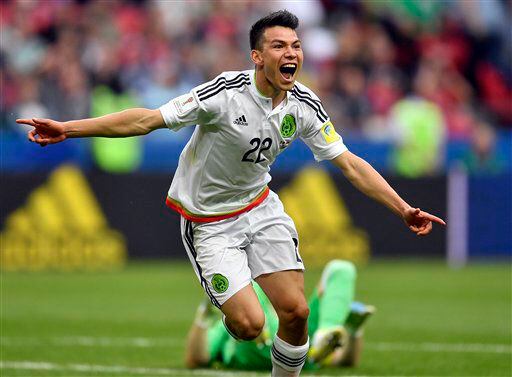 El jugador de México, Hirving Lozano, festeja un gol contra Rusia en la Copa Confederaciones...