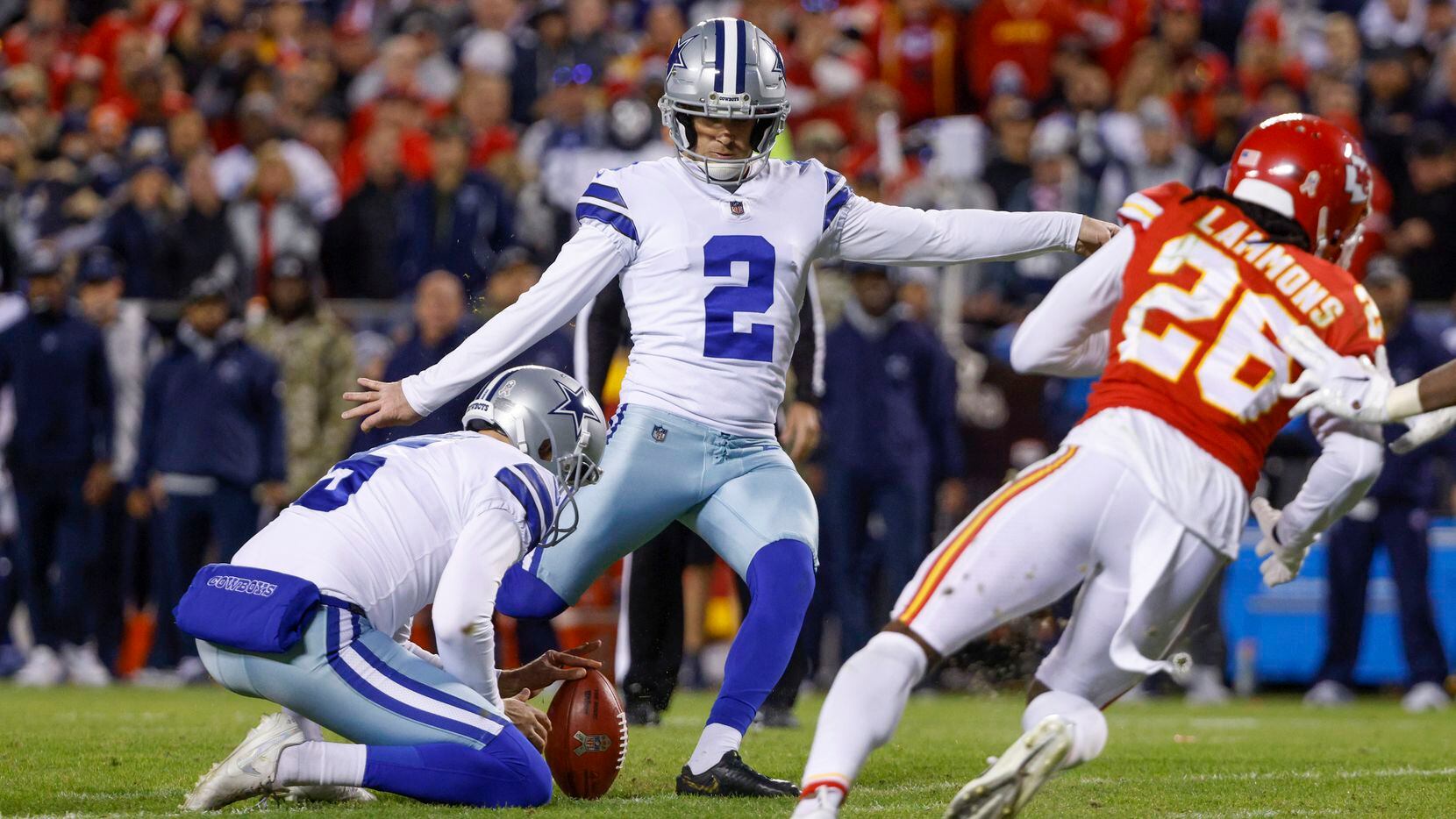 El pateador de los Cowboys de Dallas, Greg Zuerlein (2) kicks, intenta un gol de campo ante...