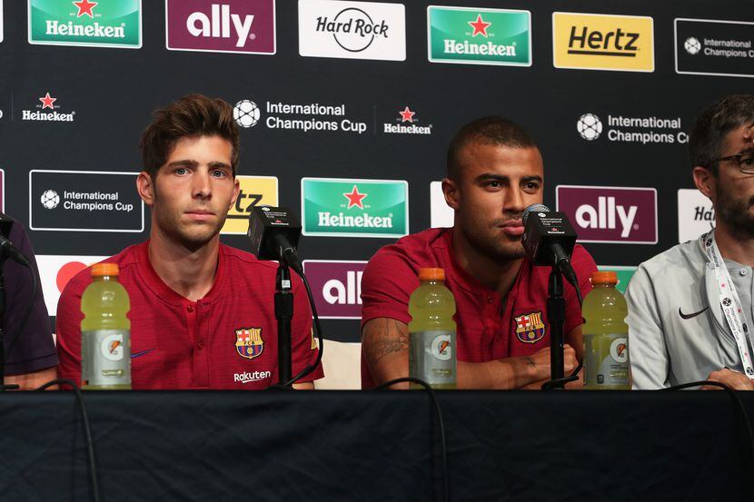 Sergi Roberto y Rafinha durante una conferencia de prensa el lunes en el estadio de los...