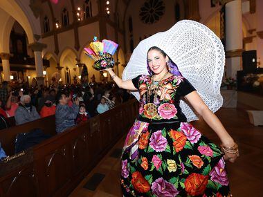 Bailes folklóricos durante la serenata a la Virgen de Guadalupe en la Catedral Santuario de...
