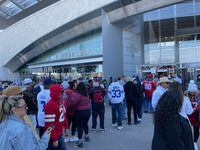 Largas filas de aficionados de lo Cowboys de Dallas y 49ers de San Francisco que esperaban entrar a AT&T Stadium, el 16 de enro de 2022.
