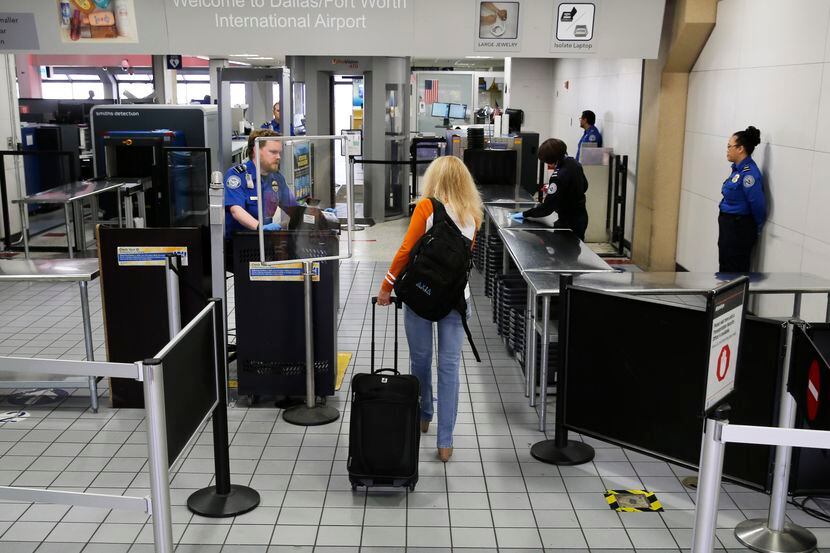 Un solo pasajero se abre paso por el punto de revisión de TSA en el Aeropuerto DFW. La...