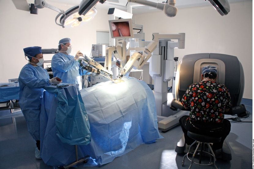 Un robot hace una cirugía.