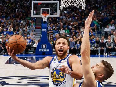 Golden State Warriors guard Stephen Curry (30) drives to the basket against a defending...
