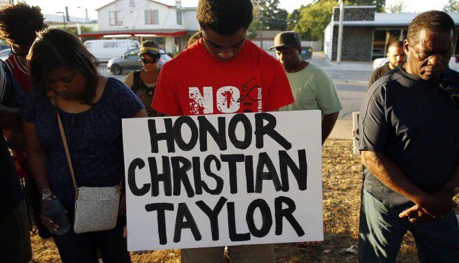 Amigos y familiares de Christian Taylor participan en una vigilia en su honor el lunes...