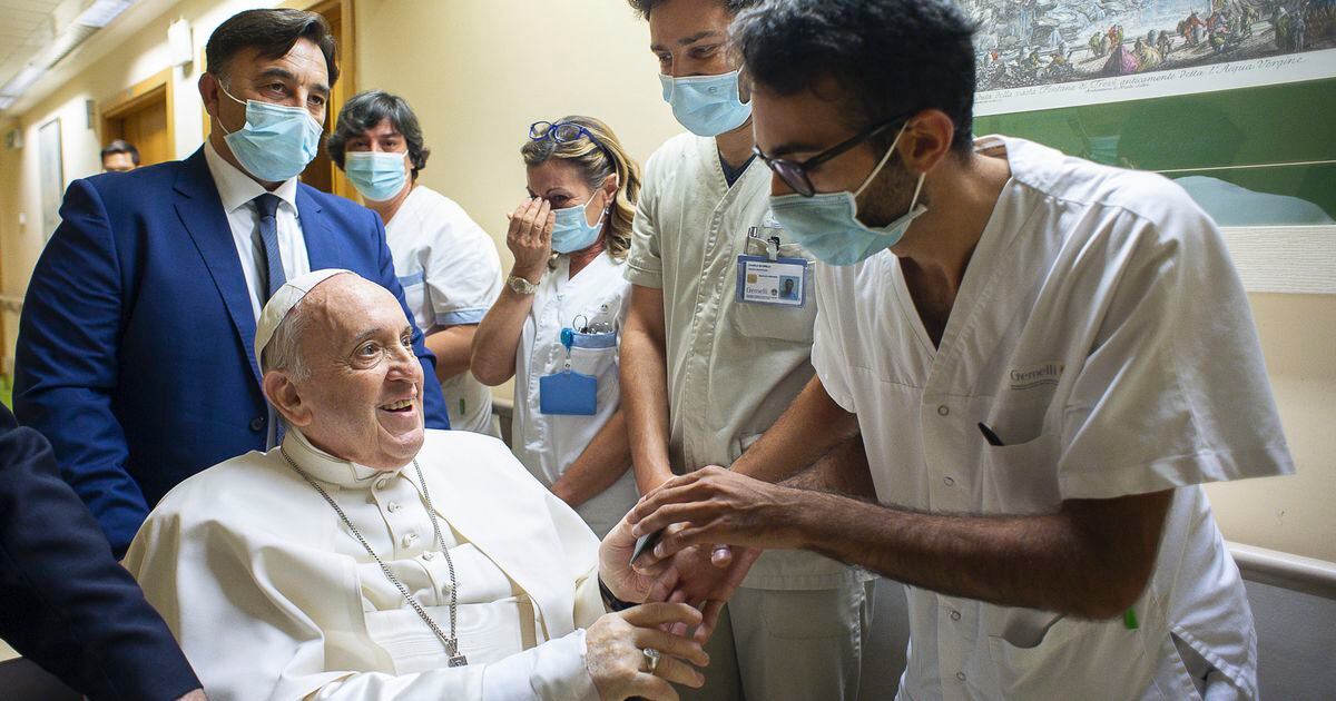 Papa Francisco sai da operação sem complicações