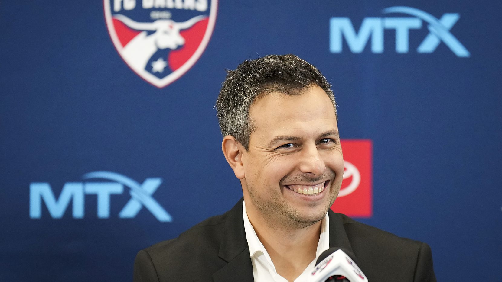 Nico Estévez sonría durante su presentación como el nuevo técnico del FC Dallas, el 3 de...