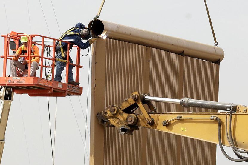 Trabajadores preparan uno de los prototipos del muro que el presidente Donald Trump planea...