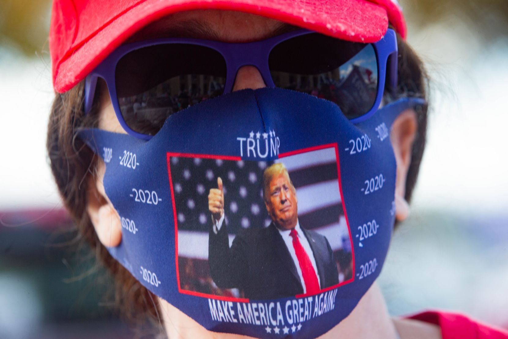 Debbie Smith con una mascarilla en apoyo a Trump durante la marcha America is Great en...