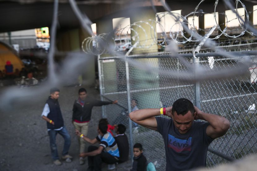 Inmigrantes de Centroamérica, incluyendo niños, que buscan asilo migratorio en Estados...