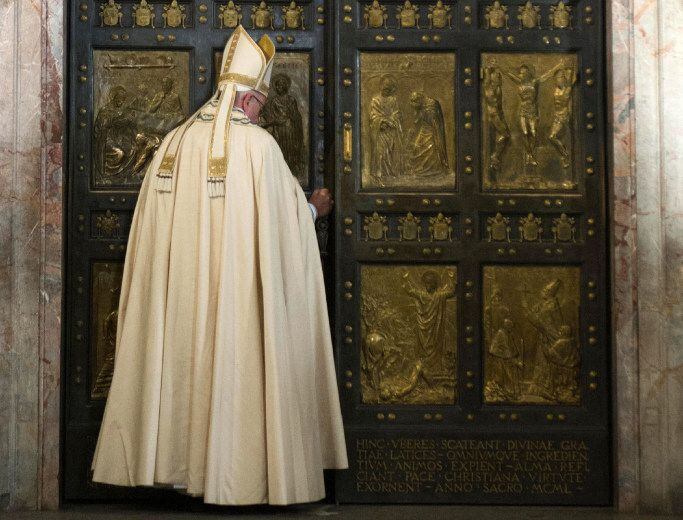 El papa Francisco cierra la puerta de la Basílica de San Pedro en el Vaticano el domingo 20...