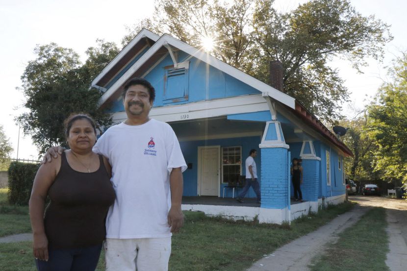 José y Daira Palma afuera de su casa./David Woo/The Dallas Morning News)
