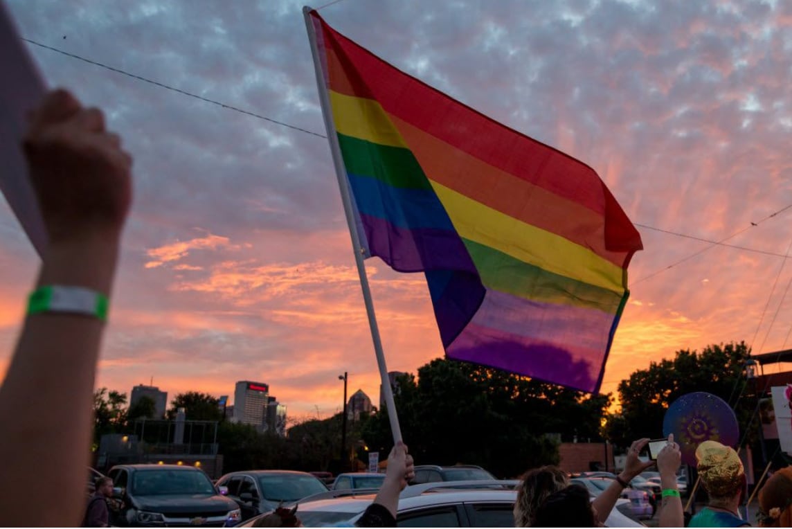 Estudiantes de la preparatoria MacArthur realizaron una protesta el miércoles para pedir que se reinstaure a dos maestros que fueron suspendidos por no querer quitar unos stickers del arcoiris, símbolo de los derechos LGBTQ.