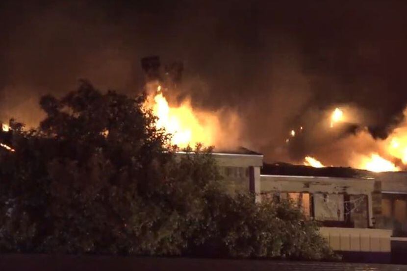70 bomberos tuvieron que intervenir para extinguir un incendio en Lake Highlands la noche de...