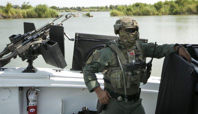 Agentes del Departamento de Seguridad Pública de Texas patrullan el Río Grande al sur de...