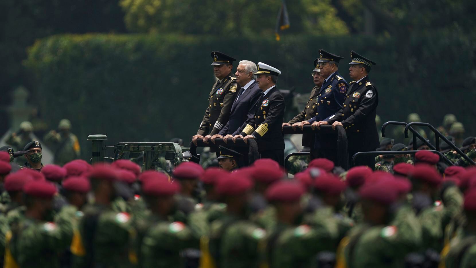 El presidente de México, Andrés Manuel López Obrador, al centro, y los comandantes...