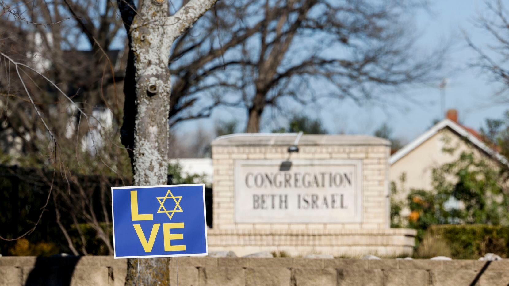 Una pancarta fue colocada el domingo afuera de la sinagoga Congregation Beth Israel, en la...