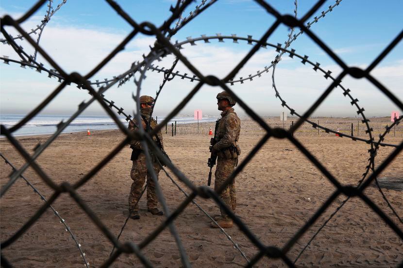 Soldados patrullan la zona fronteriza entre California y México. AP

