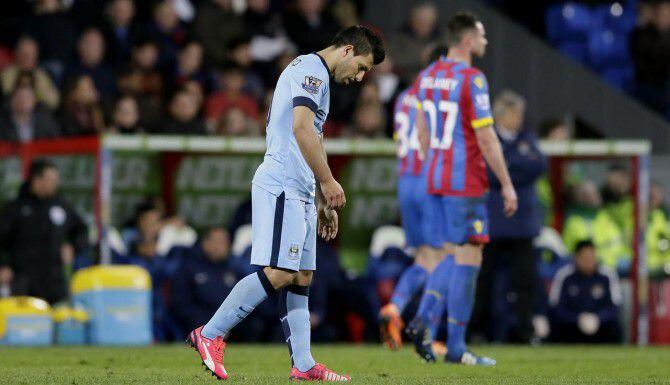 Sergio Agüero se retira cabizbajo tras la derrota del Manchester City ante el Crystal...