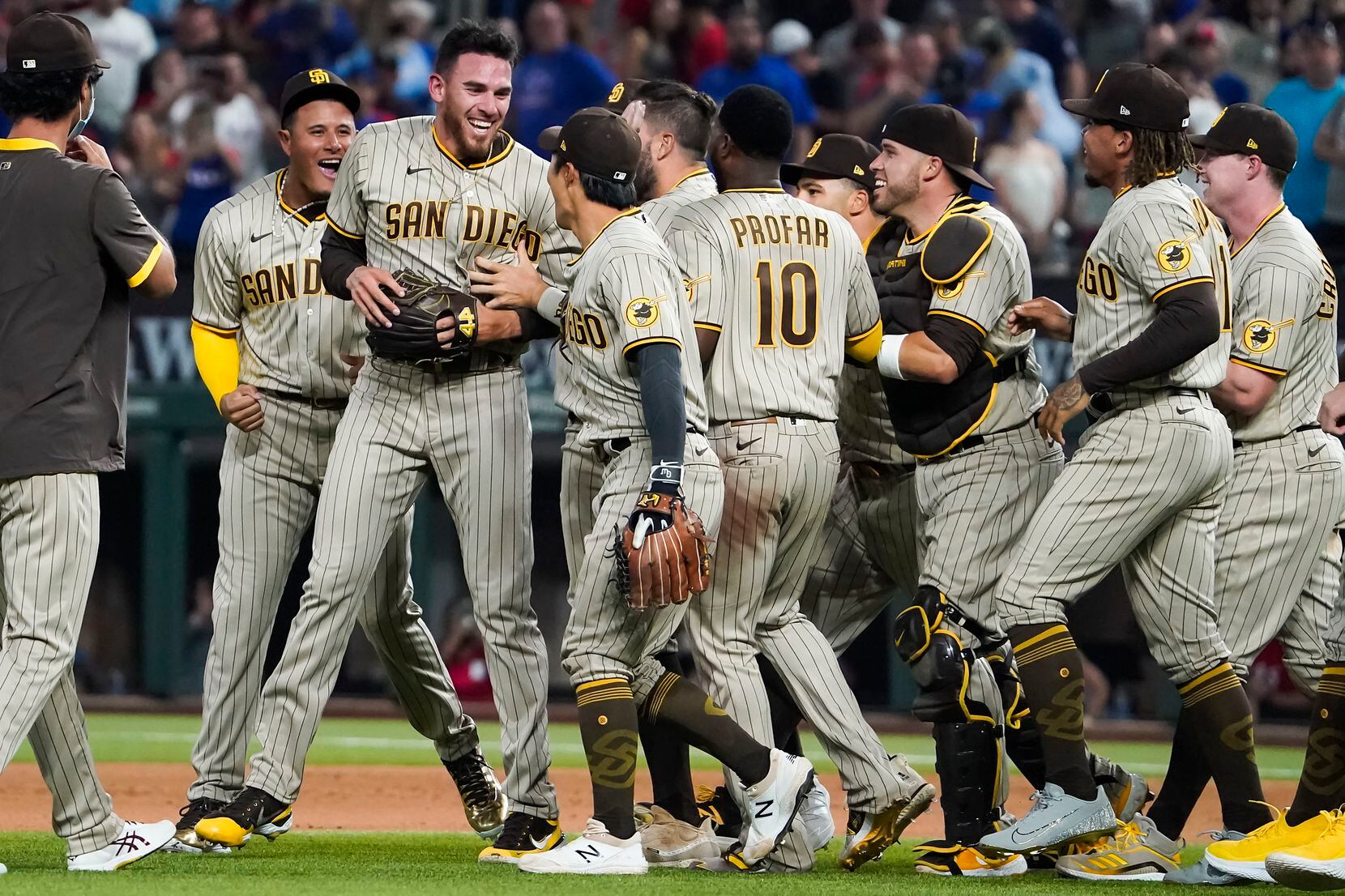 Hometown kid becomes a hometown hero. Joe Musgrove threw the @padres first  no-hitter EVER and #ToppsNOW has captured the moment! Tap the…