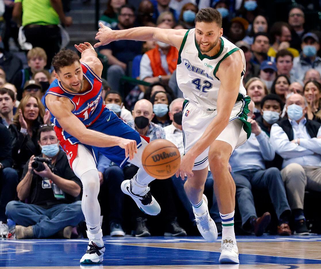 Dallas Mavericks forward Maxi Kleber (42) and Washington Wizards guard Raul Neto (19) chases down a rebound during the third quarter at the American Airlines Center in Dallas, November 27, 2021. (Tom Fox/The Dallas Morning News)