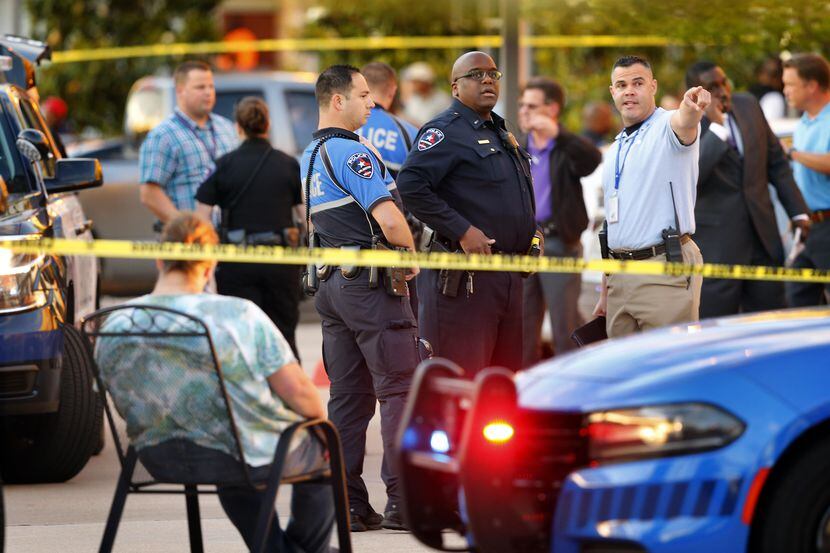 Dos personas murieron en el bar Zona Caliente de Arlington la semana pasada. La policía...