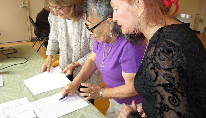 Frances Rizo (izquierda), presidenta del Older Adults Community Centers, pide la firma de...