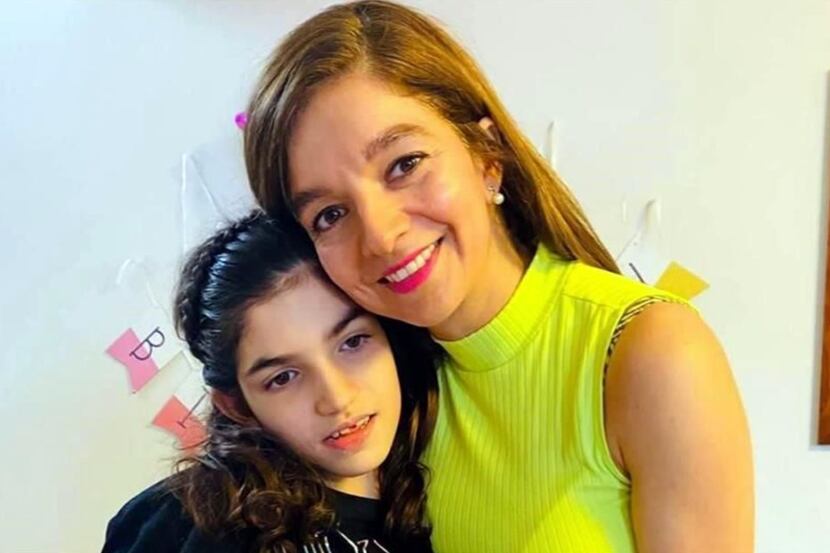 Graciela Elizalde Benavides junto a su madre Mayela Benavides. La pequeña usa cannabis...