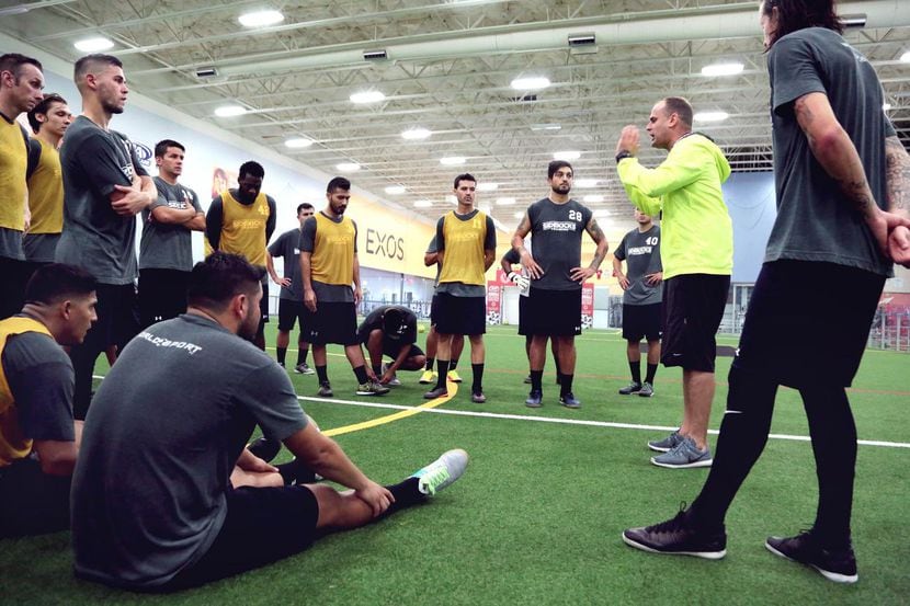 El entrenador Simon Bozas (der.) habla con los jugadores de los Sidekicks en un...