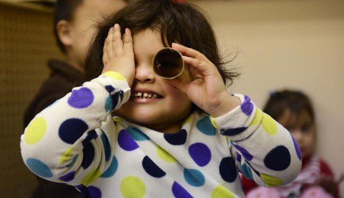 
				Kassia Díaz, de 3 años, participa en una actividad del programa de prekínder en la...