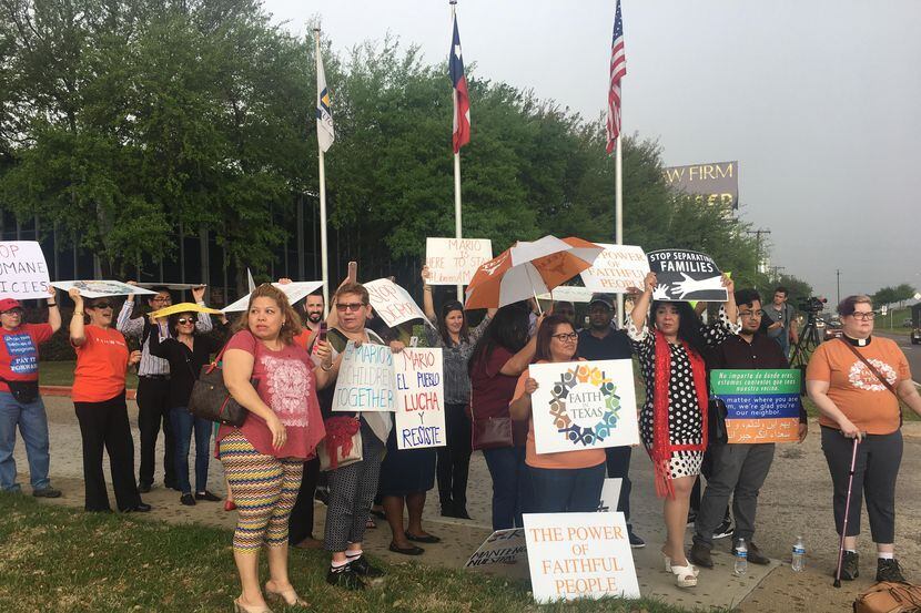 Activistas de Faith in Texas y Raíces protestaron al pie de la sede de ICE en Dallas para...