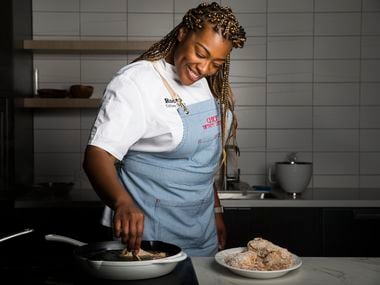 Chef Tiffany Derry est une voix vibrante pour la nourriture à Dallas.  En octobre 2021, le 'New York Times' a choisi son restaurant Roots Southern Table comme l'un des endroits les plus intéressants pour manger aux États-Unis.