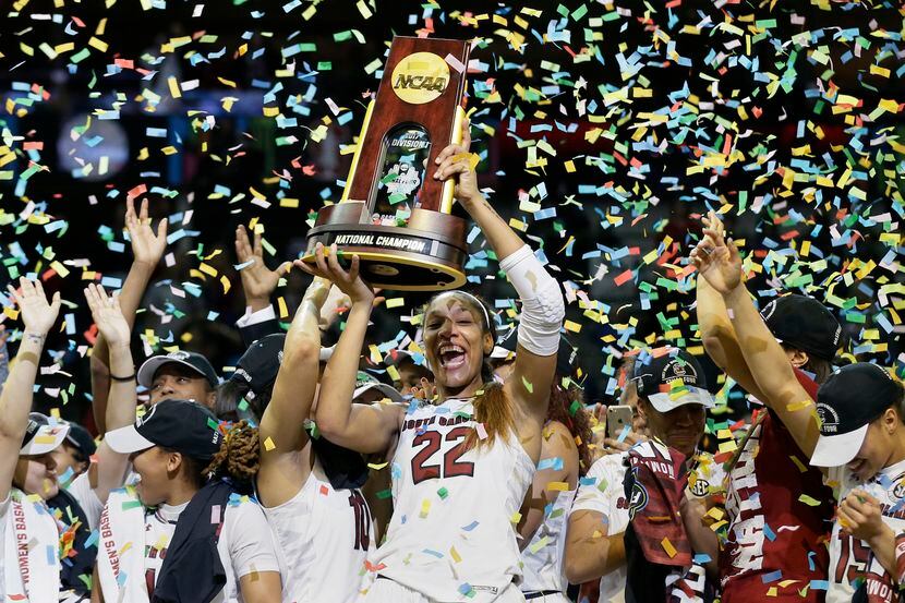 A’ja Wilson levanta el trofeo del campeonato de basquetbol femenil de la NCAA. (AP)
