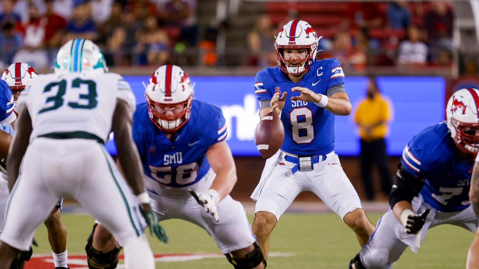 Southern Methodist Mustangs quarterback Tanner Mordecai (8) catches the snap during the...