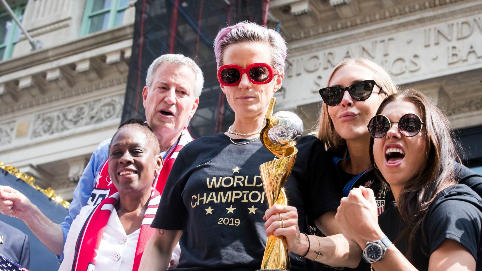 Megan Rapinoe sostiene el trofeo  de campeón que ganó junto con la selección femenil de Estados Unidos en el Mundial de futbol de Francia durante un desfile de celebración realizado el 10 de julio en Nueva York.