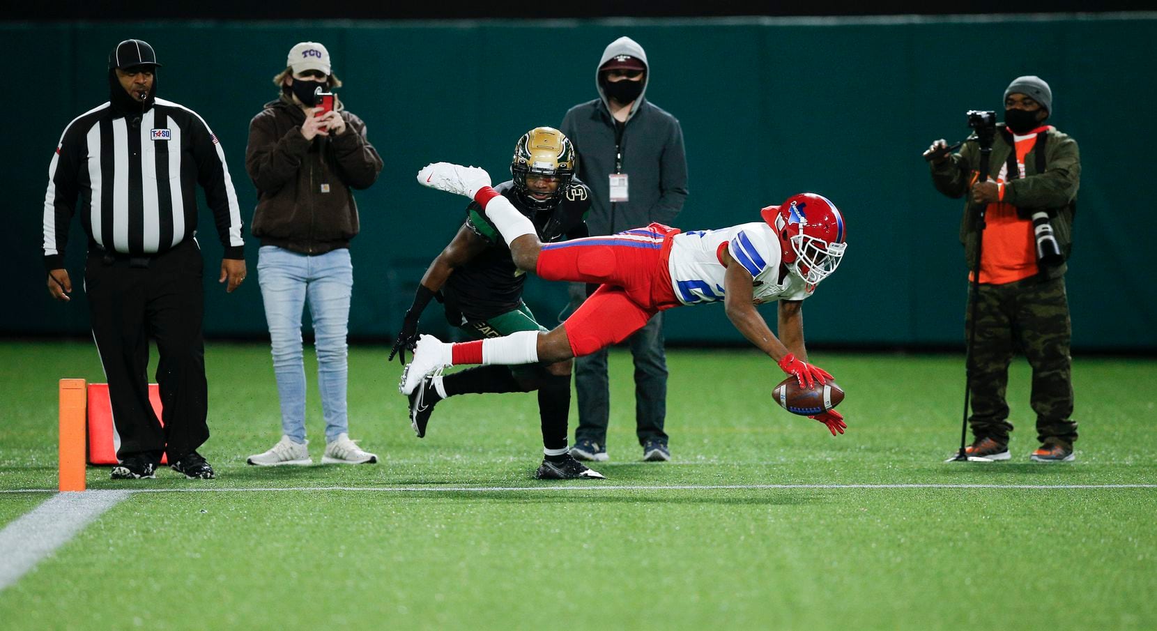 Duncanville sophomore wide receiver Lontrell Turner (22) scores a touchdown as DeSoto junior safety Devyn Bobby (3) defends during the first half of a Class 6A Division I Region II final high school football game, Saturday, January 2, 2021. (Brandon Wade/Special Contributor)