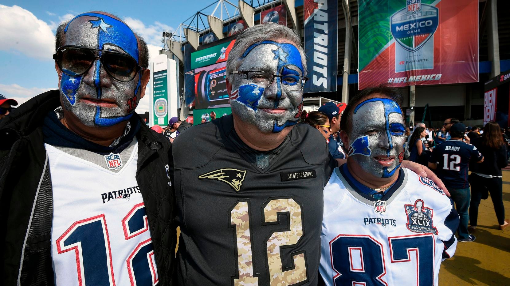 Los aficionados mexicanos se pintan solos para ponerle color a los juegos de la NFL en...