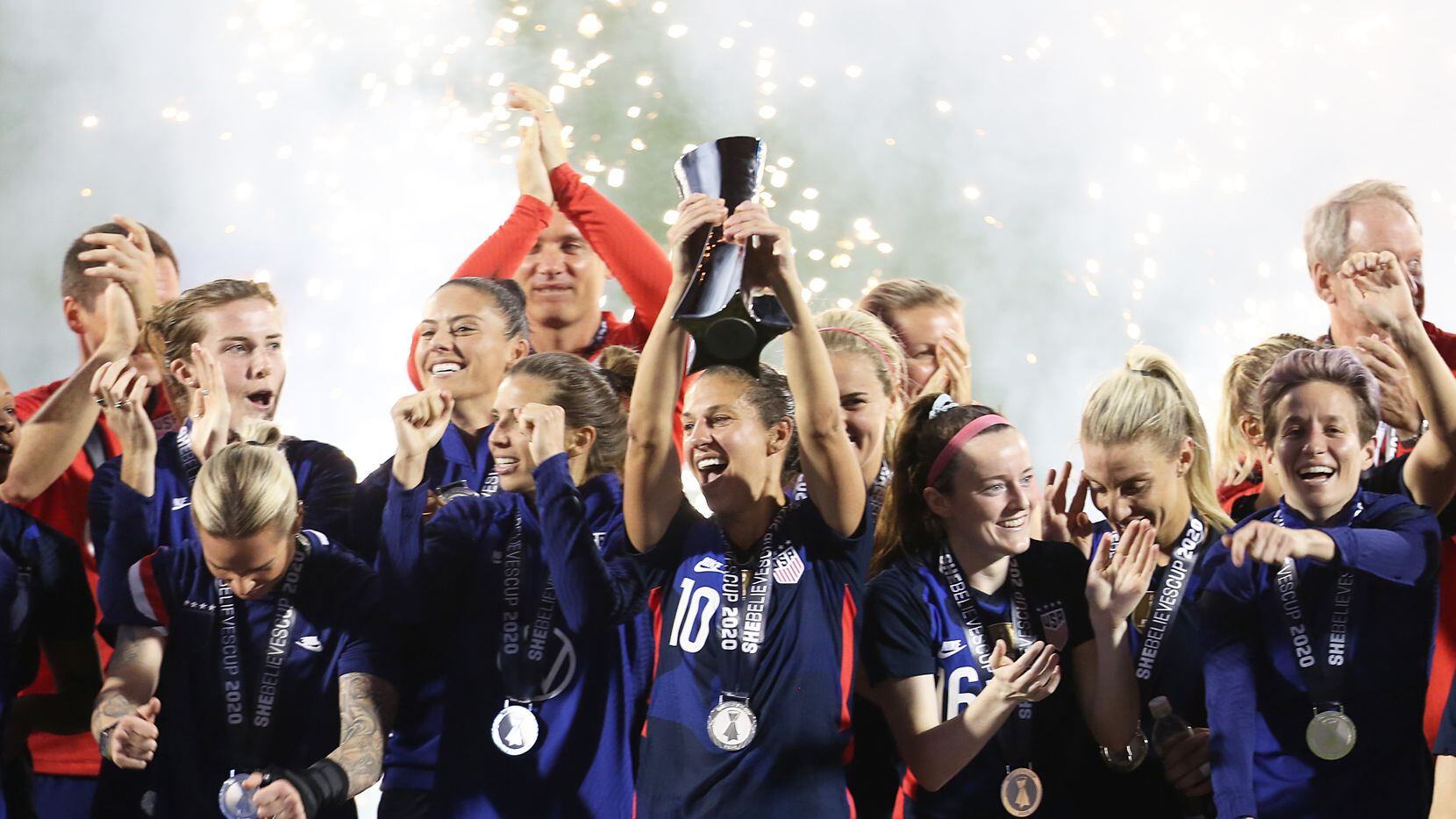 La selección femenil de Estados Unidos levanta el trofeo de la SheBelieves Cup que ganó tras...
