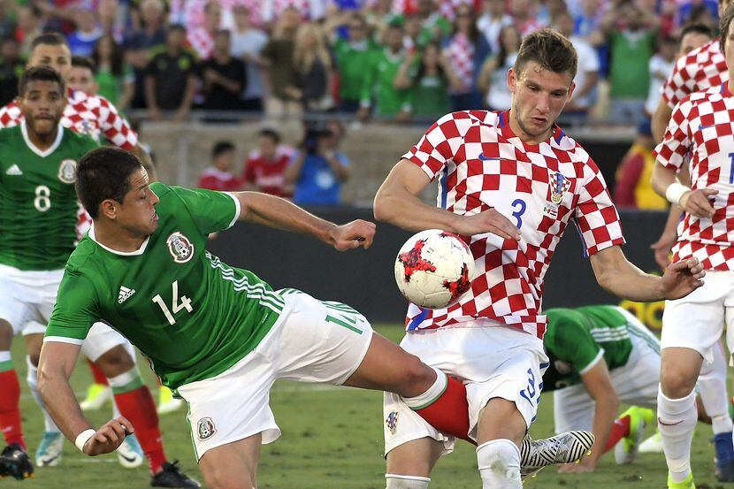 Javier Hernández (izq.) anotó un gol en la derrota de México 2-1 ante Croacia el sábado en...