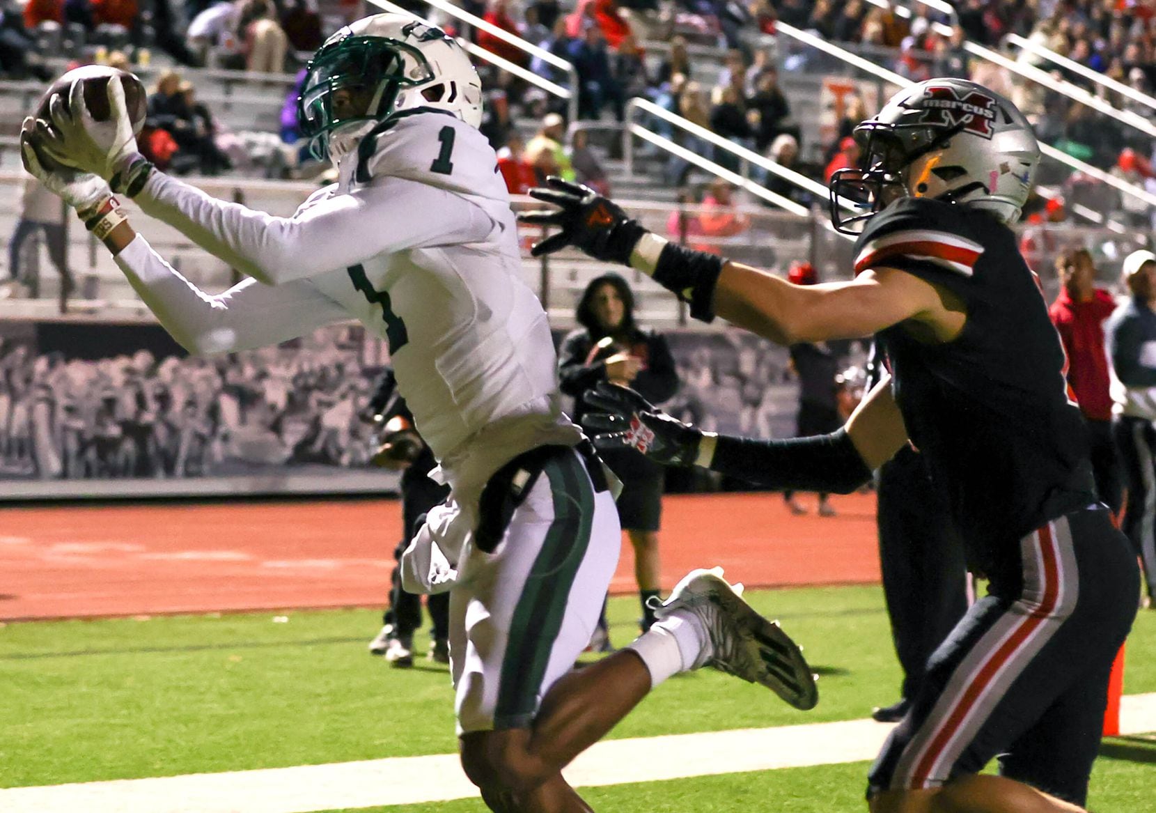 Prosper wide receiver Hunter Summers (1) comes up with a 12 yard touchdown reception against...