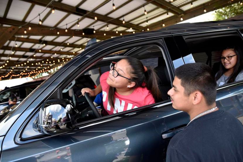Lilliana López, de 11 años, examina una Chevrolet Suburban 2019 en la Feria Estatal de...