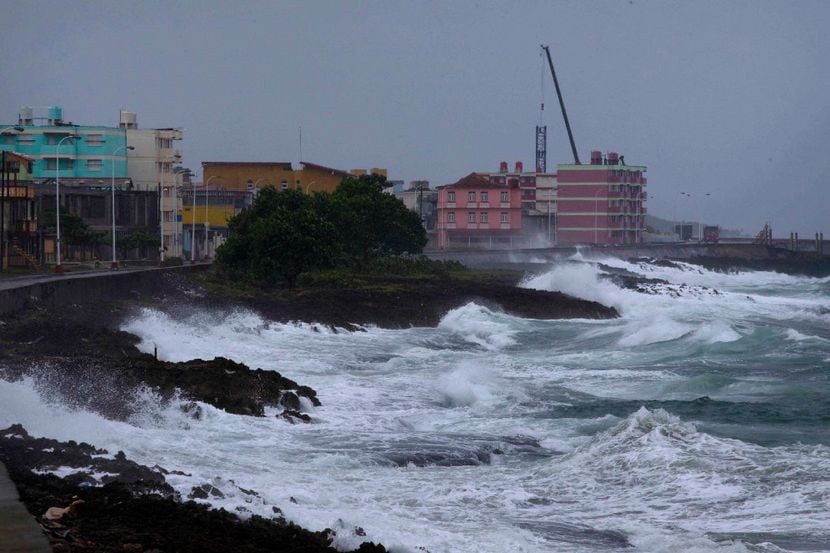 Olas del huracán Matthew tocan la pared de Baracoa, Cuba  (AP) 
