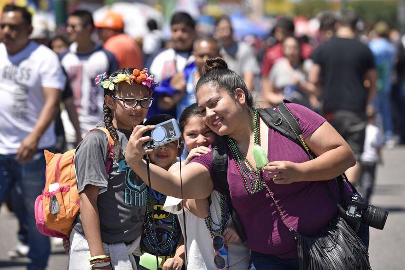 Sheila Méndez se toma un selfie con su familia en Jefferson Boulevard, durante la...