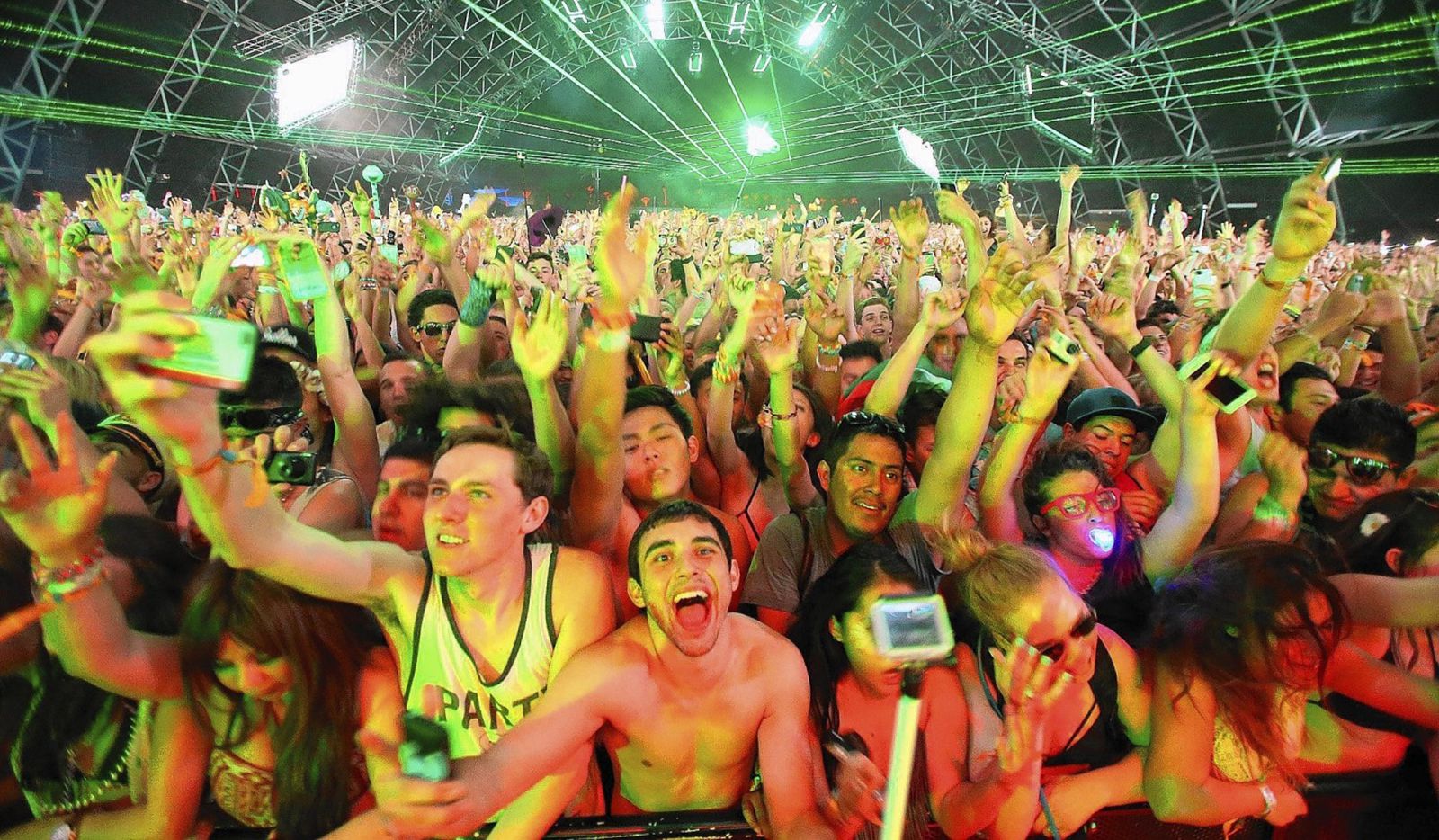 Cerca de un cuarto de millón de personas se congregan para el festival Coachella.
